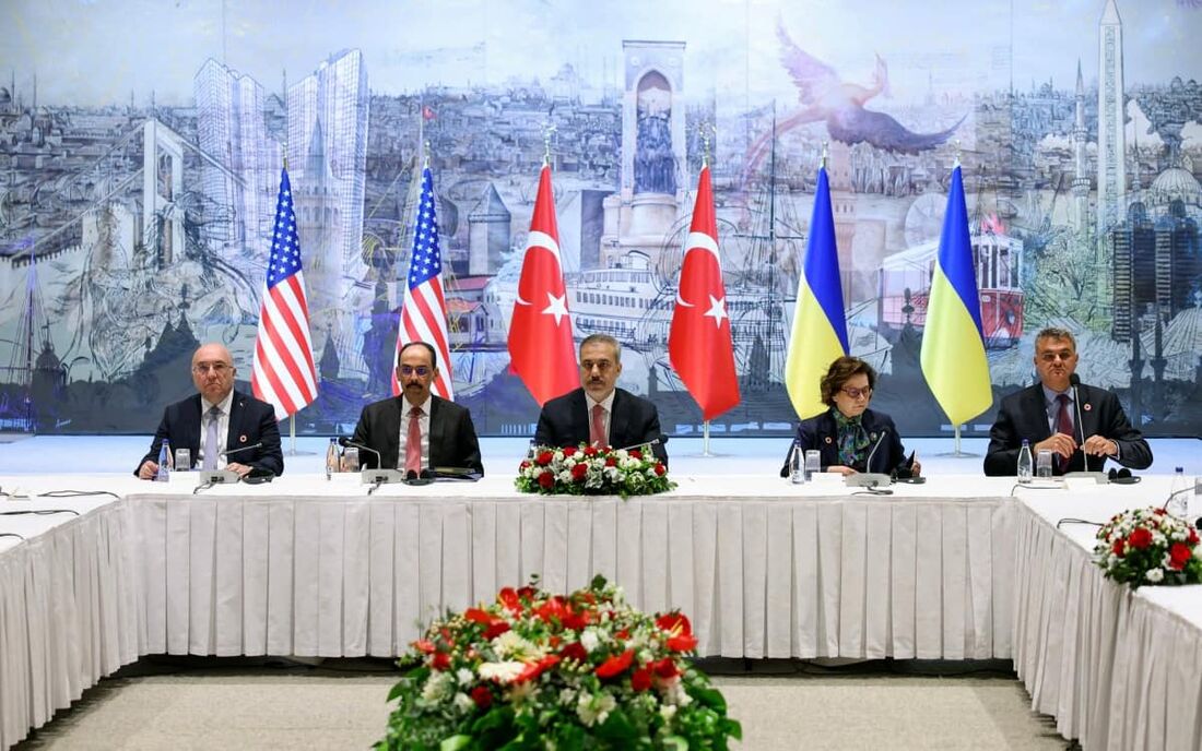 Reunião para negociações de paz entre Ucrânia e Rússia no escritório presidencial turco Dolmabahce, em Istambul.