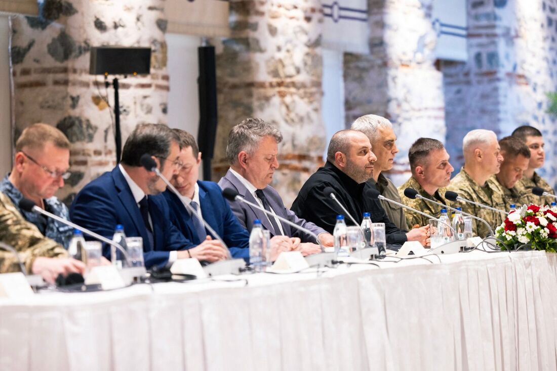 A delegação ucraniana composta pelo Ministro da Defesa, Rustem Umerov (6º à direita), e pelo Primeiro Vice-Ministro das Relações Exteriores, Serhii Kyslytsia (7º à direita)