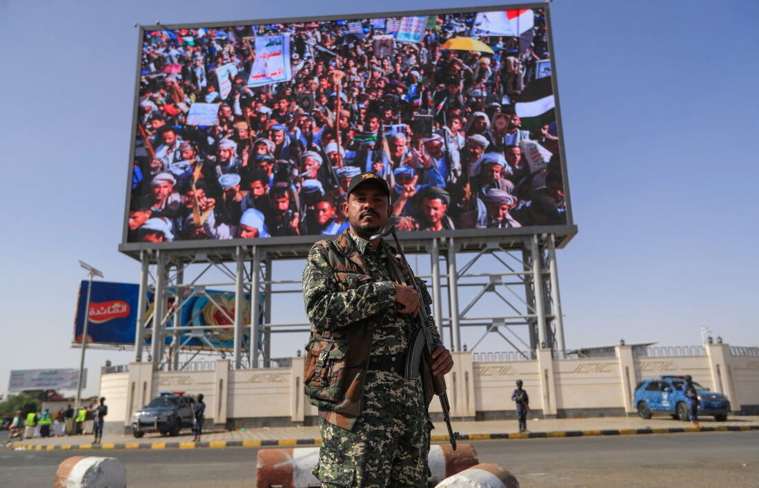Um membro das forças de segurança do Iêmen, afiliadas aos huthis, monta guarda durante uma manifestação em solidariedade aos palestinos e à Faixa de Gaza