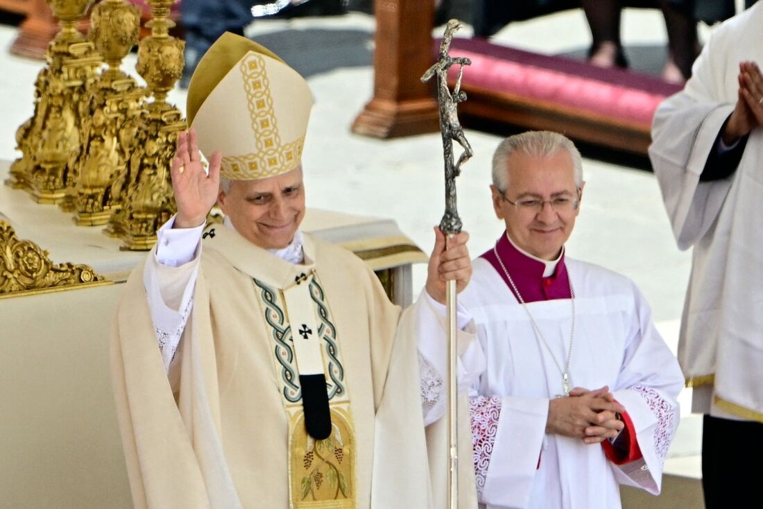 O Papa Leão XIV acena após proferir a oração do Regina Caeli após a Santa Missa de Início de seu Pontificado, na Praça de São Pedro, no Vaticano, em 18 de maio de 2025
