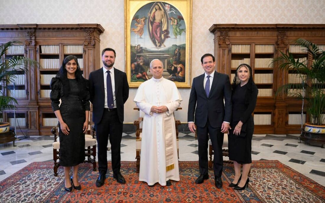 O secretário de Estado dos EUA, Marco Rubio, com sua esposa Jeanette e o vice-presidente dos EUA, JD Vance, e sua esposa Usha, com o Papa Leão XIV