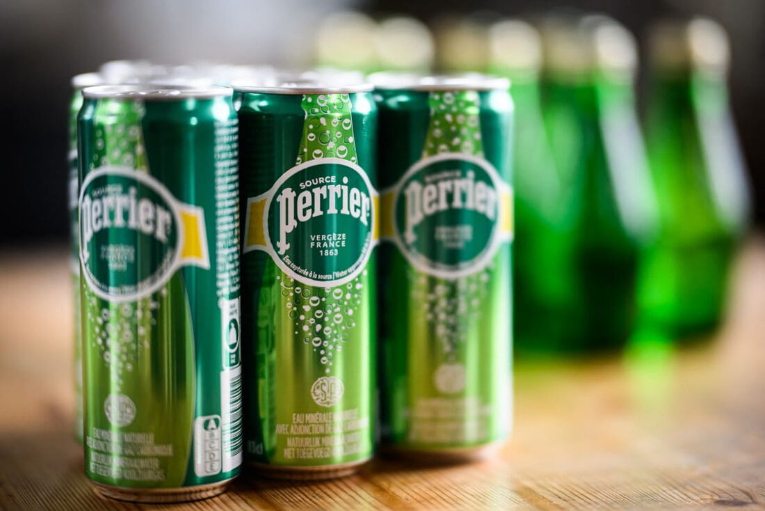 Latas e garrafas de água em Nantes, oeste da França