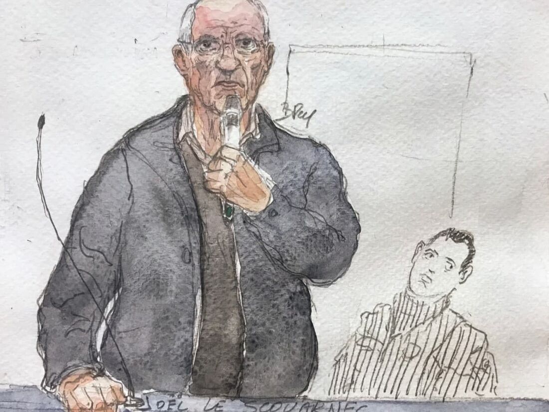 O cirurgião francês aposentado Joel Le Scouarnec durante seu julgamento por acusações de agressão e estupro de 299 pacientes