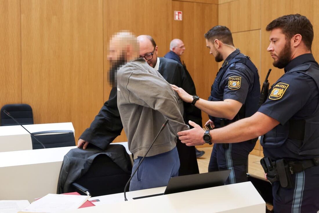 O réu Dieter S e seu advogado Michael Loewe no início do julgamento por espionagem, no sul da Alemanha