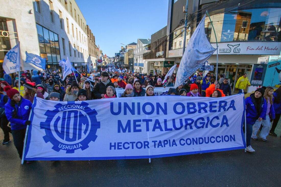 Trabalhadores de empresas de eletrônicos e sindicatos marcham durante um protesto contra a política tarifária do presidente Javier Milei em Ushuaia, Argentina