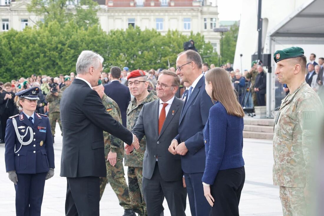 A cerimônia de chamada de formação da 45ª Brigada Blindada na Praça da Catedral em Vilnius, Lituânia,