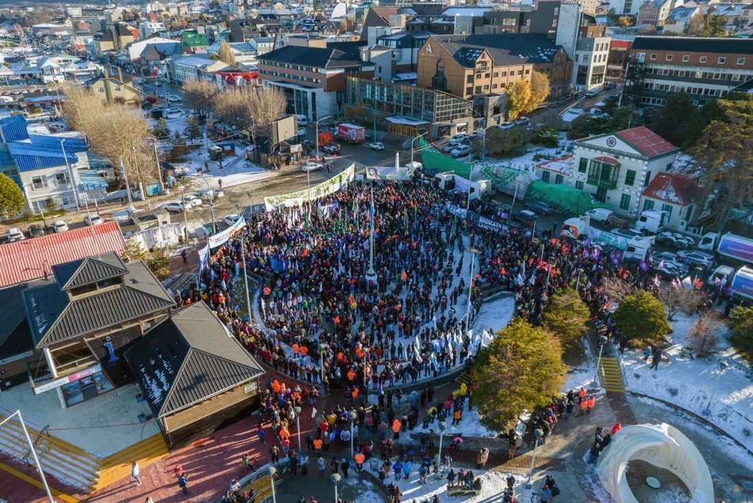 Vista aérea de trabalhadores da indústria eletrônica e sindicatos protestando contra a política tarifária do presidente Javier Milei em Ushuaia