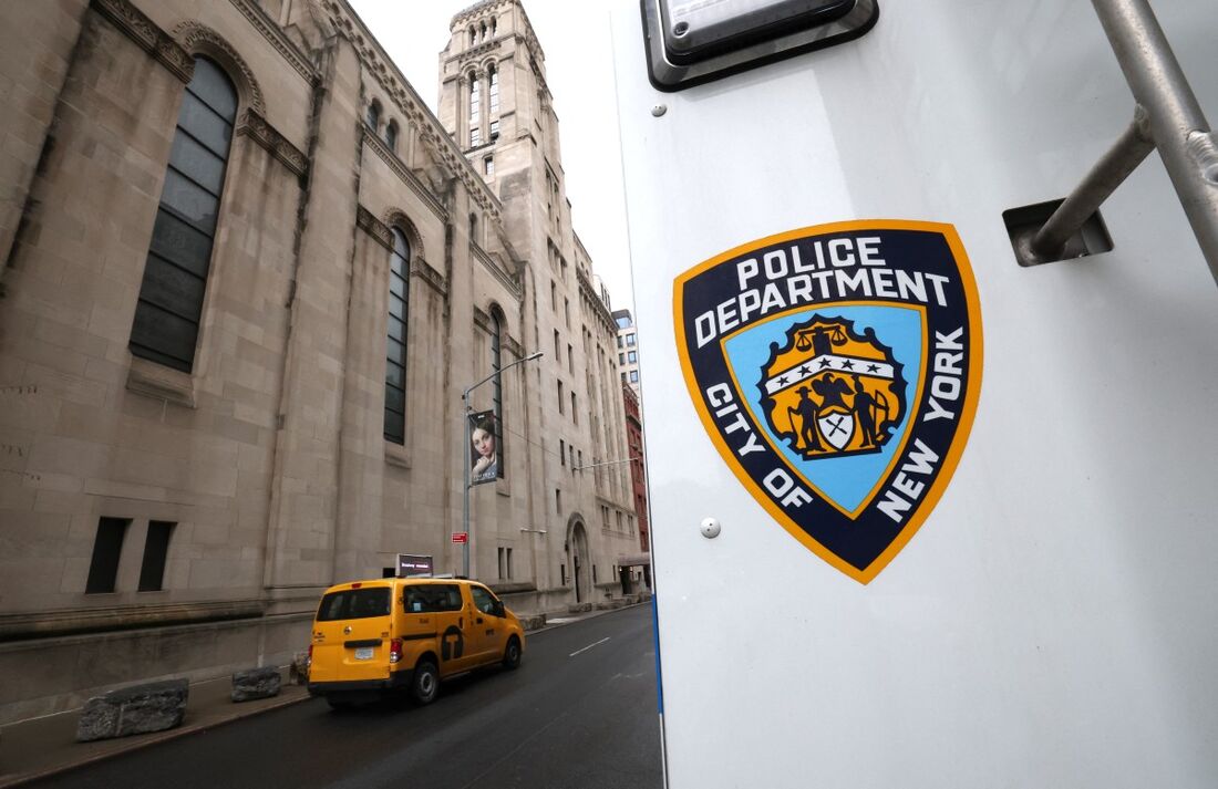 Uma van da polícia de Nova York está estacionada em frente ao Templo Emanu-El, na esquina da Rua 65 Leste com a Quinta Avenida, em 23 de maio de 2025, após um tiroteio que deixou duas pessoas mortas em Washington