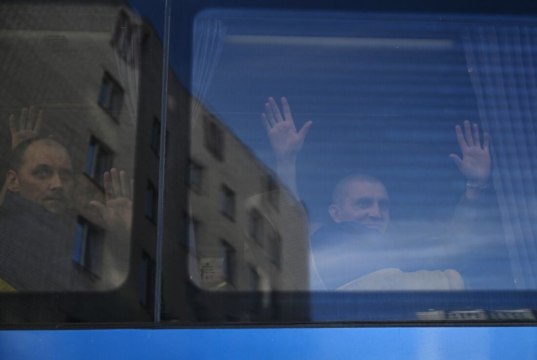 Prisioneiros de guerra ucranianos reagem dentro de um ônibus ao chegarem à região de Chernygiv