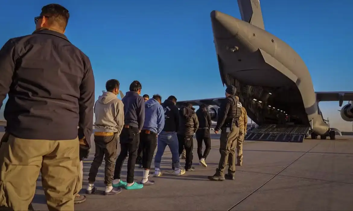 Brasileiros deportados dos EUA dirigem-se a um avião da FAB no Aeroporto Internacional de Manaus, após chegarem ao país algemados e acorrentados, em episódio que causou mal-estar diplomático