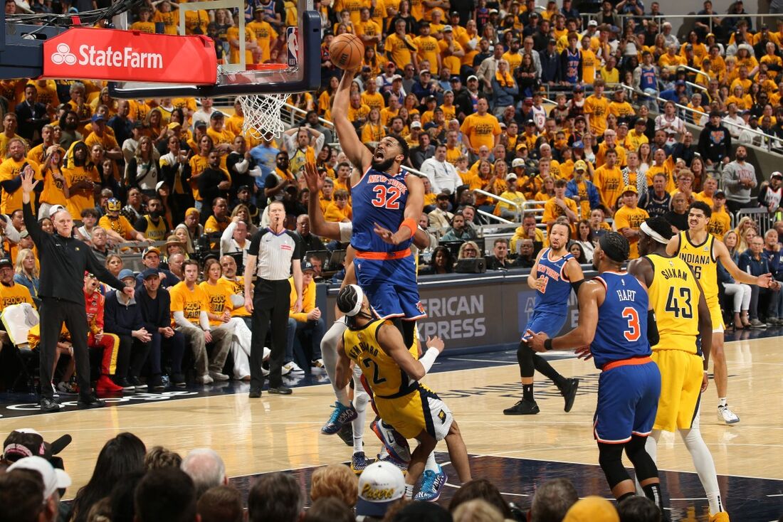 Karl-Anthony Towns, cestinha da partida, marca ponto para os Knicks