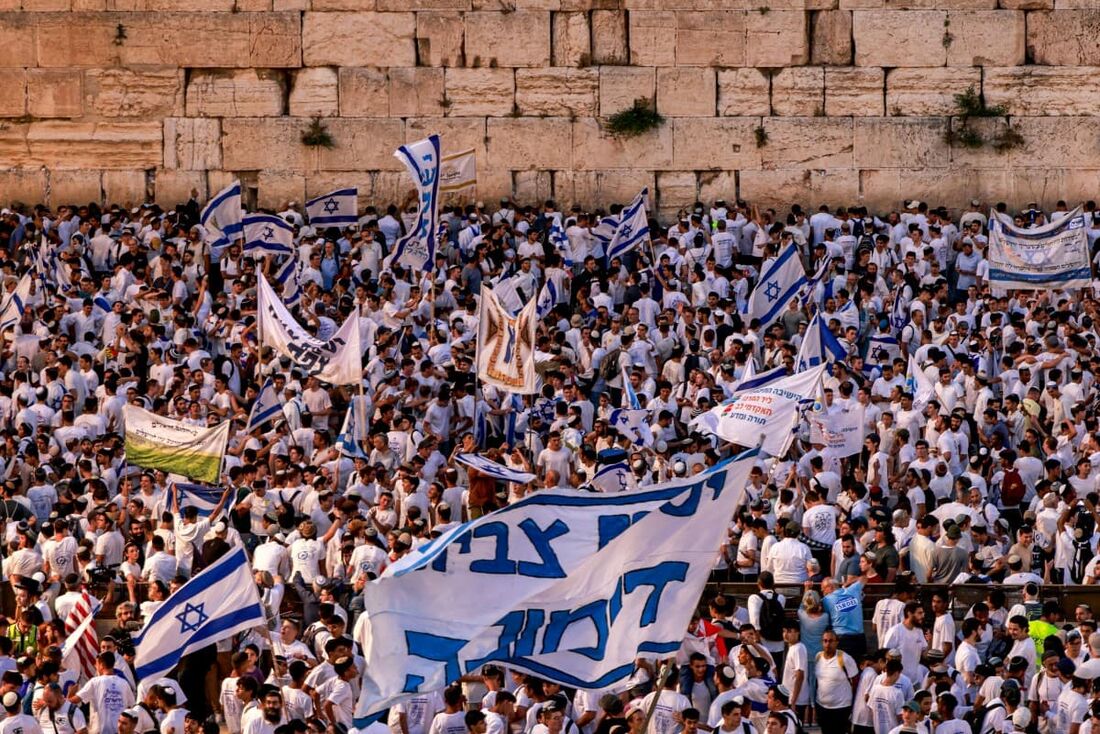 Pessoas se reúnem na Praça do Muro das Lamentações, na cidade velha de Jerusalém, em 26 de maio de 2025, marcando o Dia de Jerusalém
