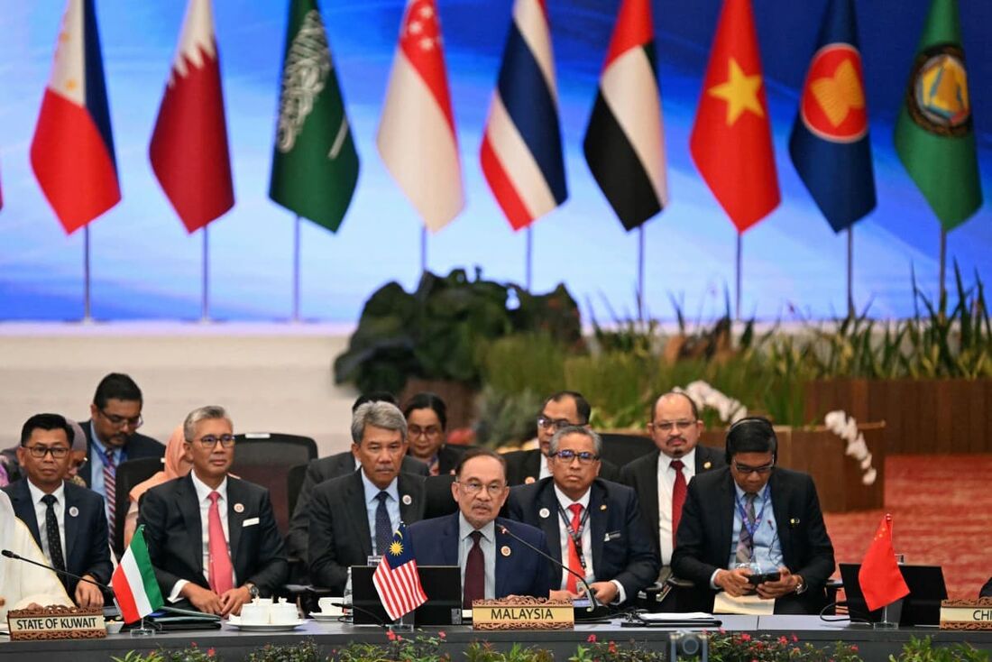 O primeiro-ministro da Malásia, Anwar Ibrahim (C), discursa enquanto participa da Cúpula ASEAN