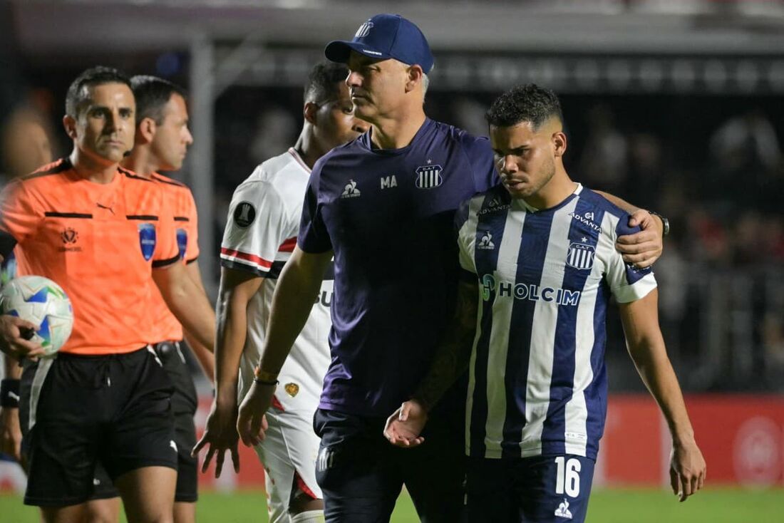 O zagueiro venezuelano nº 16 do Talleres, Miguel Navarro