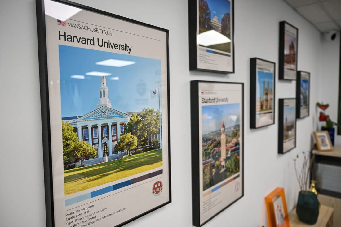 Um pôster da Universidade de Harvard na parede de uma agência de educação internacional em Pequim, na China