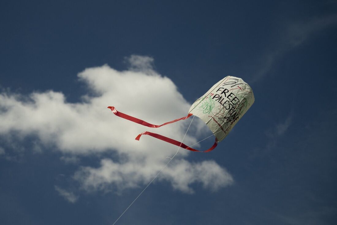 Um homem empina uma pipa durante o protesto "Dia Global da Pipa Palestina"