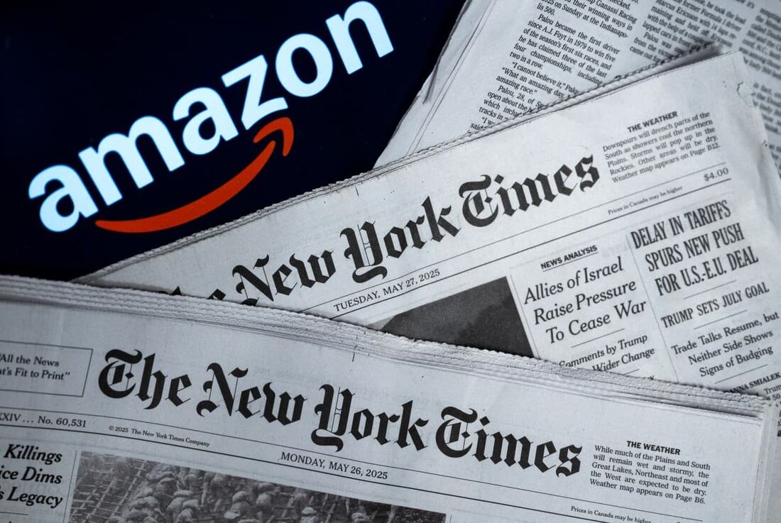 Edições impressas do The New York Times e o logotipo da Amazon