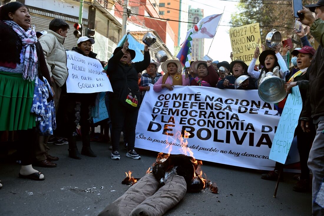 Protestos são combatidos por policiais na Bolívia