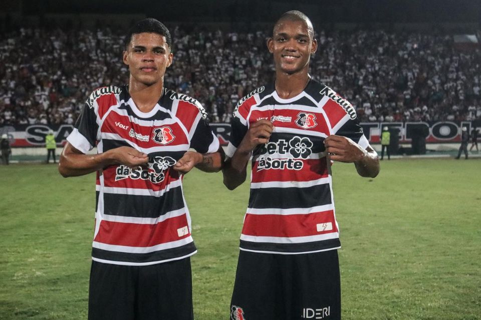 David Cabeça e Ryan, da base do Santa Cruz