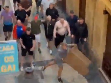 Os torcedores realizaram confrontos violentos na véspera da final entre Tottenham e Manchester City pela Europa League