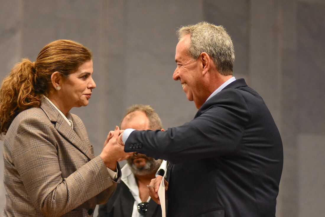 Líder do governo na Alepe, deputada Socorro Pimentel, e o presidente da Casa, deputado Álvaro Porto