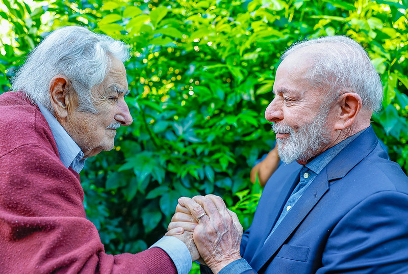 Presidente da República, Luiz Inácio Lula da Silva concedeu a Ordem Nacional do Cruzeiro do Sul ao ex-presidente do Uruguai, Pepe Mujica. Montevidéu, Uruguai