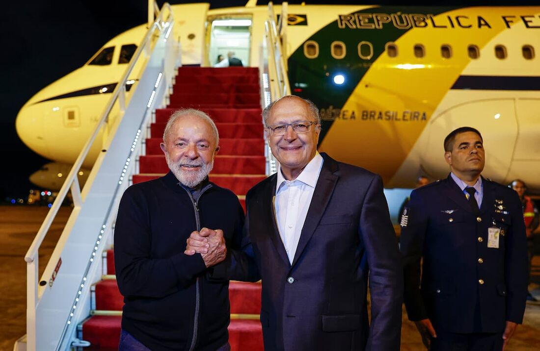 Presidente da República, Luiz Inácio Lula da Silva, acompanhado do Vice-presidente e ministro da Industria e comercio, Geraldo Alckmin durante partida para Casablanca.