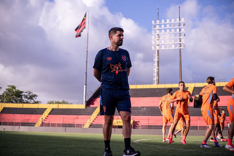 António Oliveira comanda treino do Sport na Ilha do Retiro