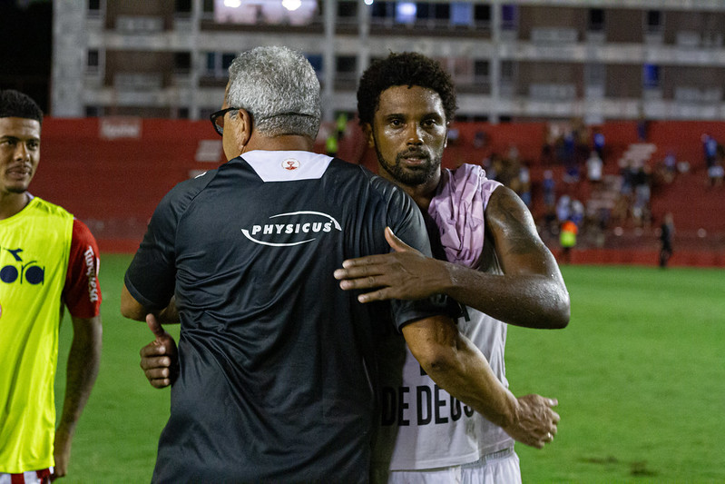 Bruno Mezenga abraça Hélio dos Anjos após vitória sobre o Confiança