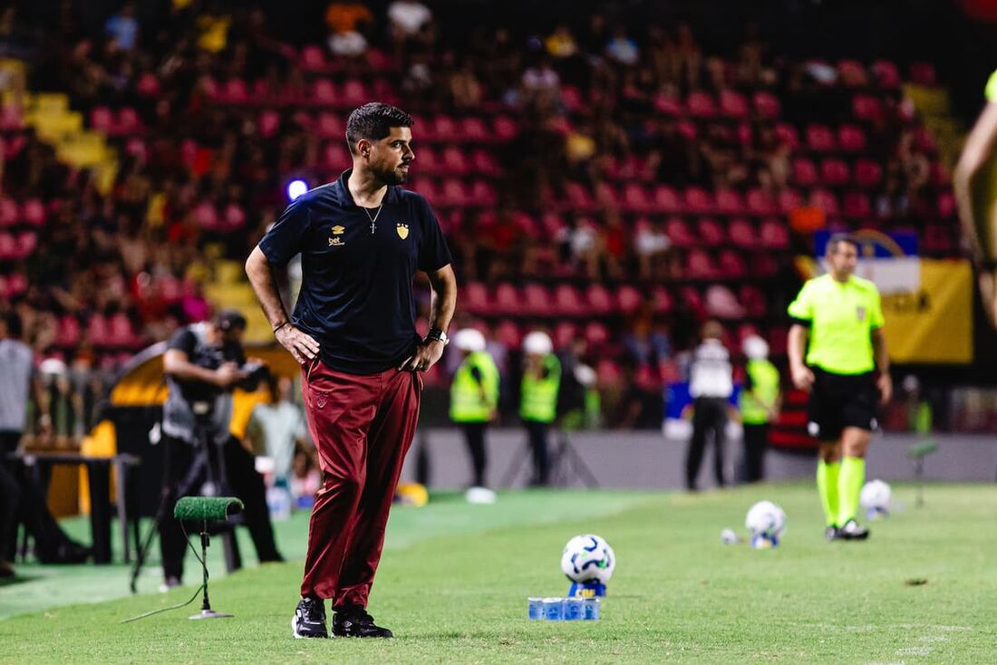António Oliveira estreou com derrota com a camisa do Sport 