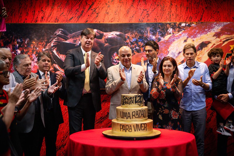 Yuri Romão e líderes rubro-negros cantam parabéns para o clube