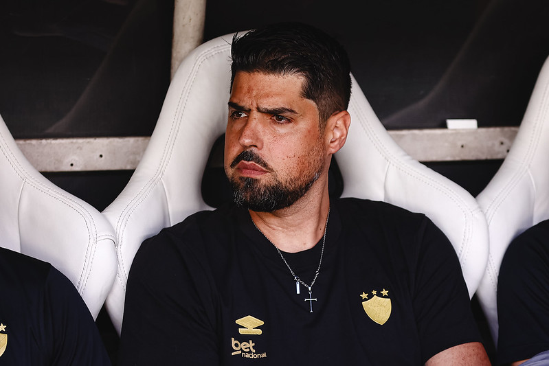 António Oliveira, técnico do Sport, durante a partida contra o Ceará