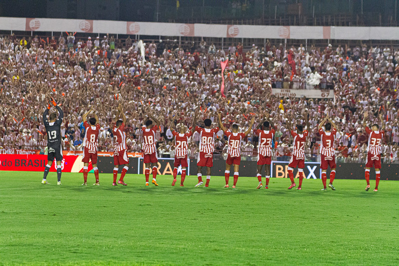 Elenco do Náutico aplaude torcida nos Aflitos