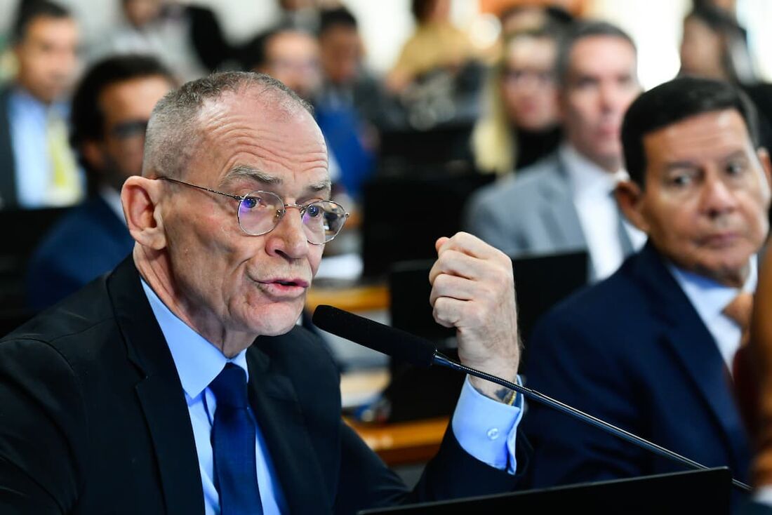 Em destaque, na bancada, o senador Fabiano Contarato (PT-ES)