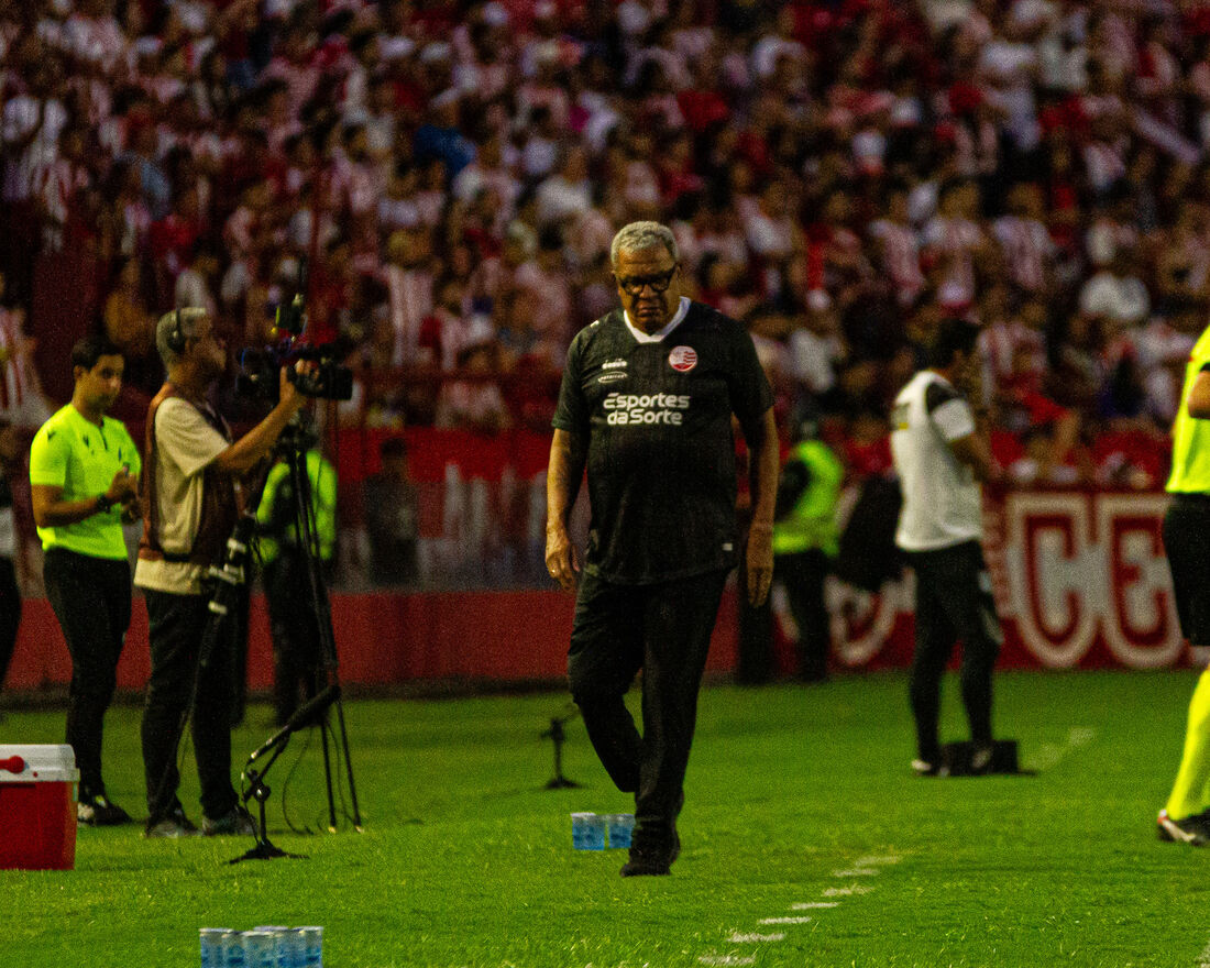 Hélio dos Anjos, técnico do Náutico, não ficou nada satisfeito com o futebol apresentado pela sua equipe neste sábado (24) contra a Ponte Preta