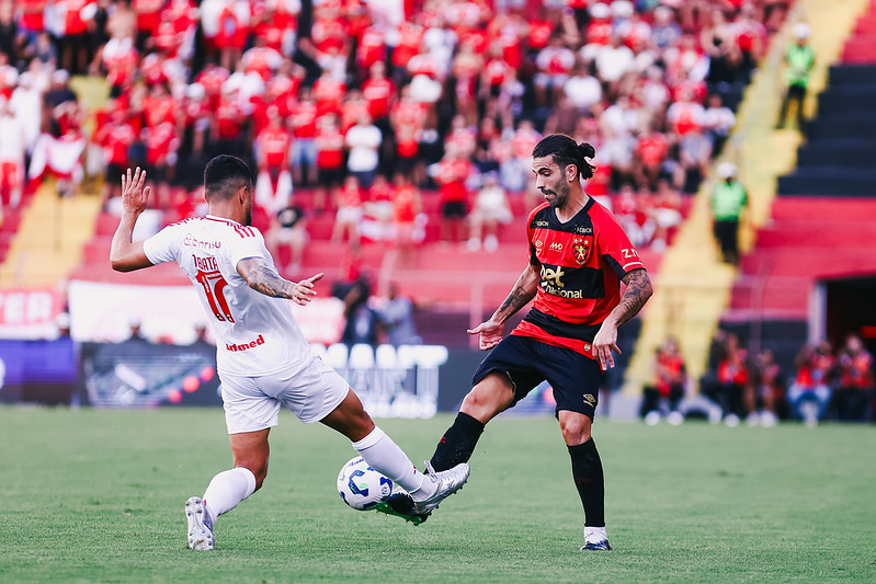 Sérgio Oliveira disputa bola em Sport 1x1 Internacional