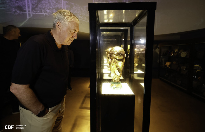 Ancelotti durante visita ao museu da CBF