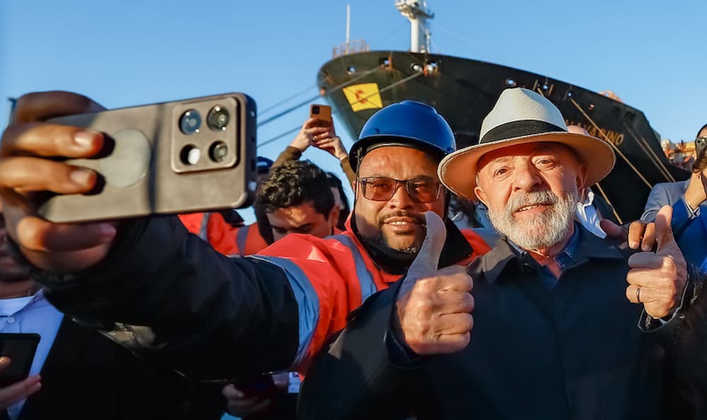 Presidente da República, Luiz Inácio Lula da Silva, junto a trabalhadores do Porto de Itajaí. Itajaí - SC.
