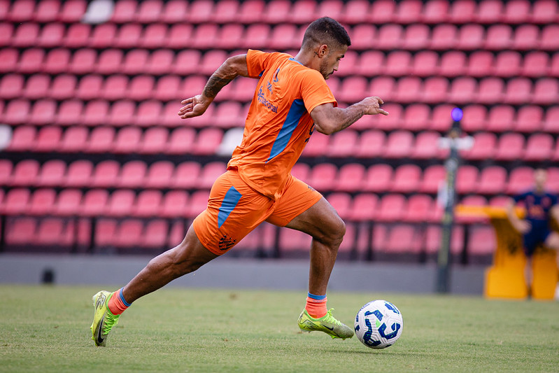 Hereda em ação no treino do Sport, na Ilha do Retiro