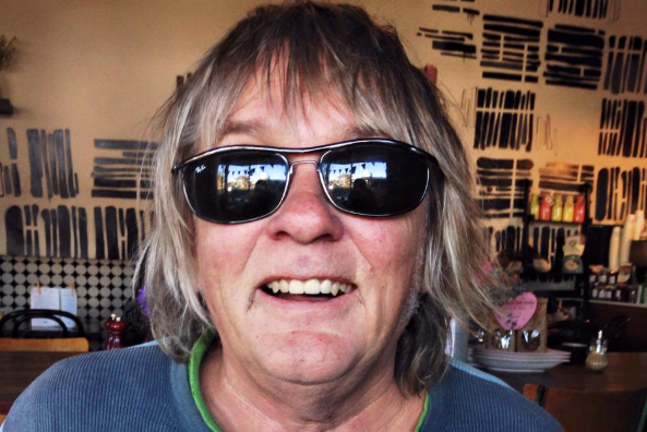 O baterista James Baker