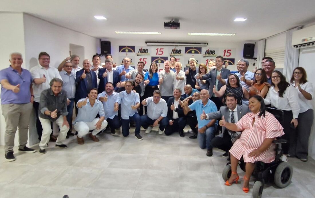 Na chapa de Raul Henry, entre outros, Fernando Bezerra Coelho; Paulo Roberto Arruda; Iza Arruda e outros líderes