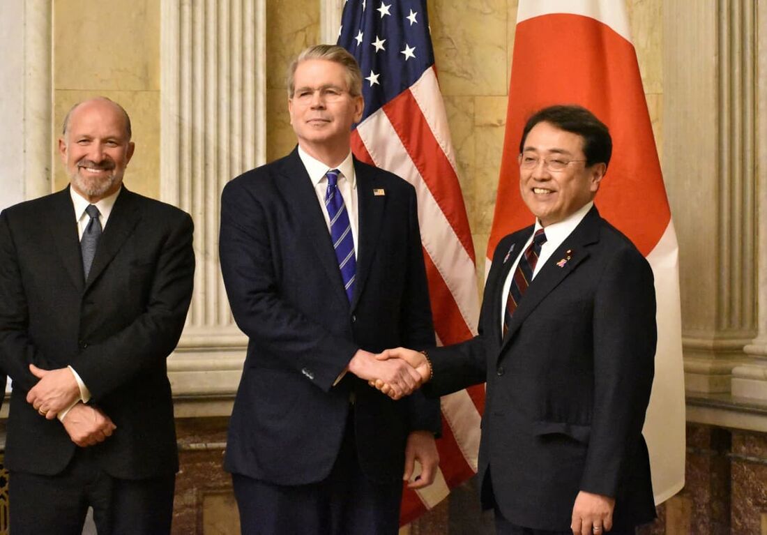 Ministro da Revitalização Econômica do Japão, Ryosei Akazawa (D), posa com o Secretário do Tesouro dos EUA, Scott Bessent (C), e o Secretário de Comércio, Howard Lutnick (E), em Washington