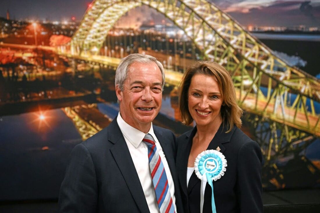 Nigel Farage, líder do partido Reform UK e Sarah Pochin, candidata do partido