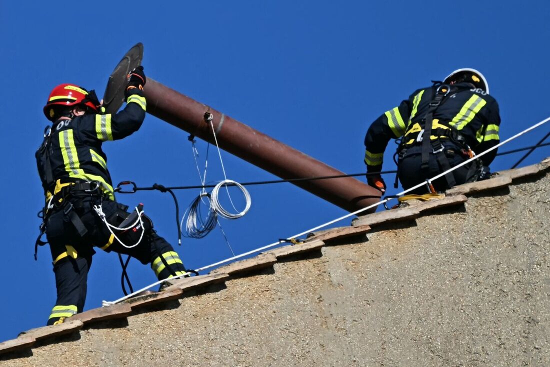 Conclave: bombeiros instalam chaminé na Capela Sistina