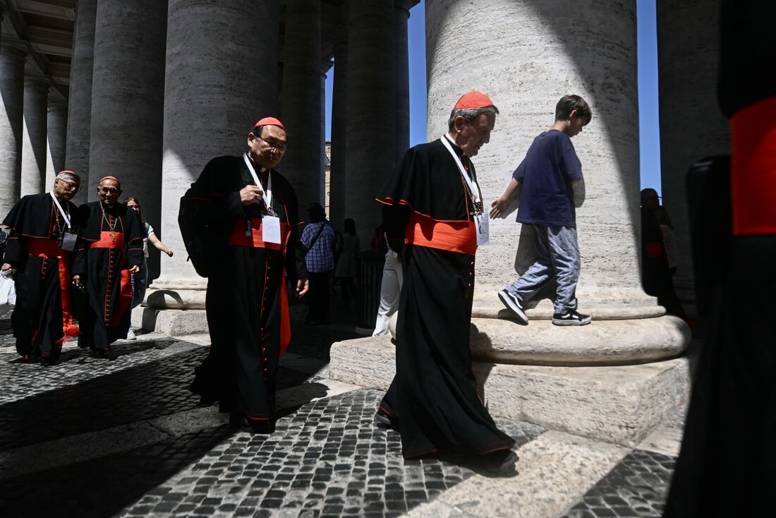 O cardeal japonês Tarcisio Isao Kikuchi (centro, à esquerda) deixa o Vaticano com outros cardeais, em 2 de maio de 2025.