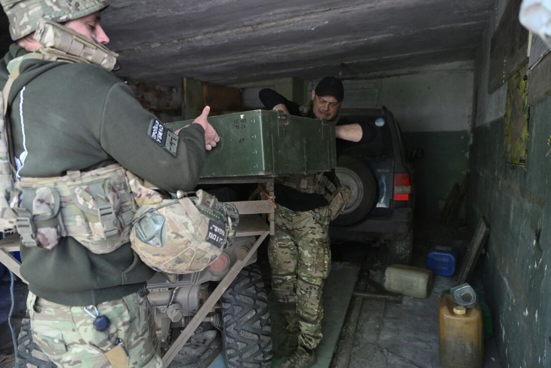 Militares ucranianos em meio à invasão russa no território