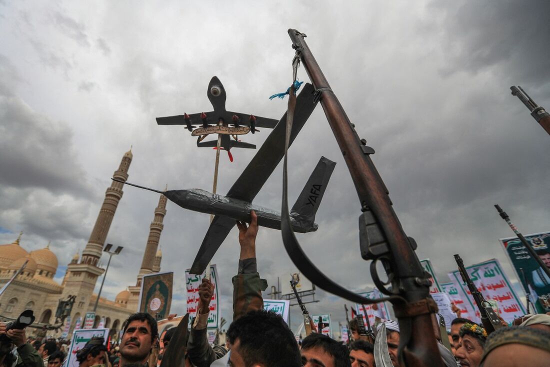 Iemenitas brandem réplicas de drones e rifles tradicionais durante um protesto em solidariedade aos palestinos e à Faixa de Gaza e em condenação a Israel e aos EUA