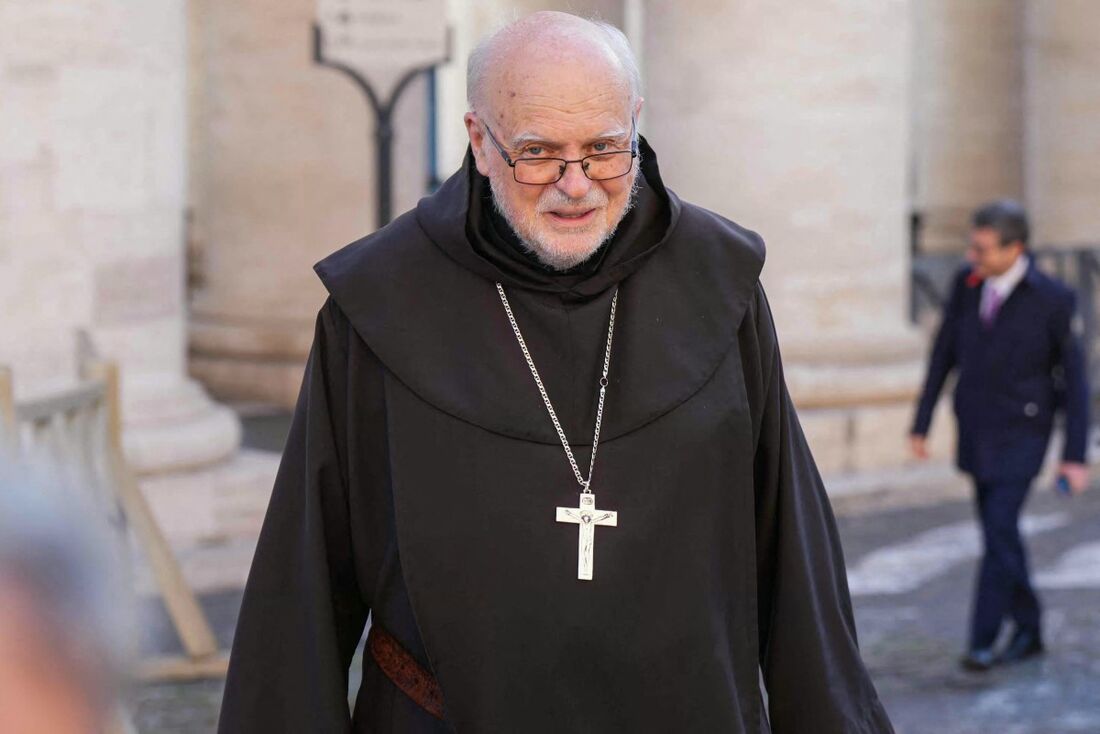 O cardeal sueco Anders Arborelius (C) chega para a sétima reunião da congregação no Vaticano, em 30 de abril de 2025. 