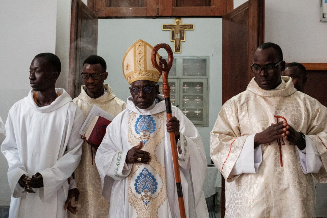 O cardeal guineense Robert Sarah (C) participa de uma oração na Catedral de Nossa Senhora das Vitórias em Dacar, em 4 de dezembro de 2023.