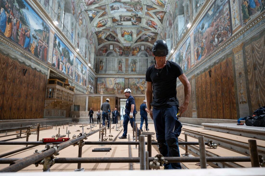 Vaticano divulga imagens da preparação da Capela Sistina para o Conclave